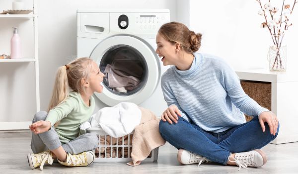 matka z córką robiące pranie