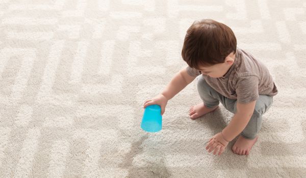 dziecko stojące na dywanie