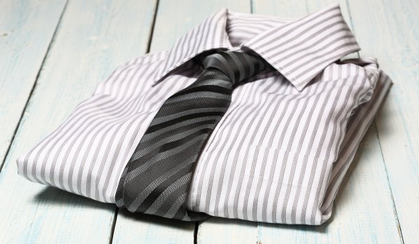 złożona koszula z krawatem