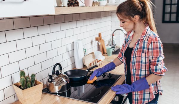 kobieta myjąca kuchenkę
