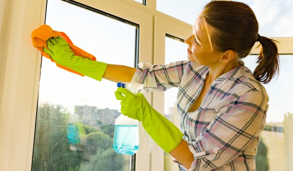kobieta myjąca okna