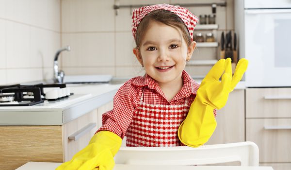 dziewczynka sprzątająca w kuchni