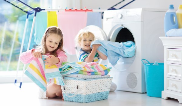 dzieci robiące pranie