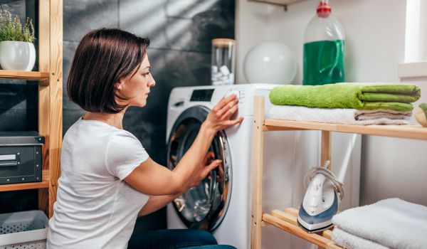 kobieta robiąca pranie